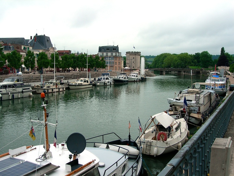 Blick auf Verdun und Uferpromenade