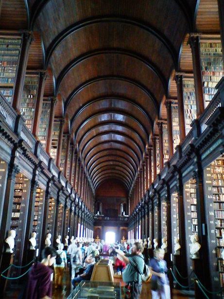 Die berühmte Trinity Library in Dublin